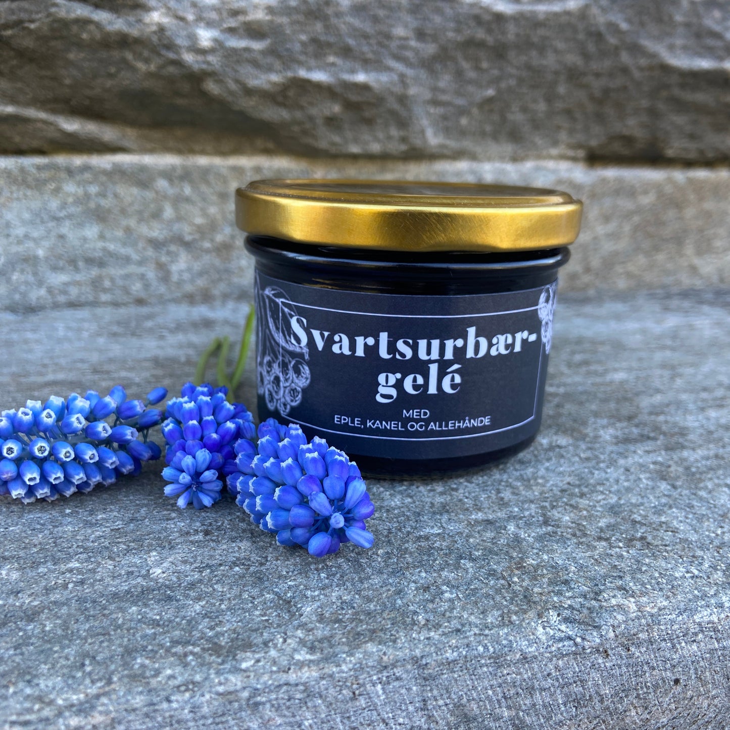 Svartsurbærgelé med eple, kanel og allehånde