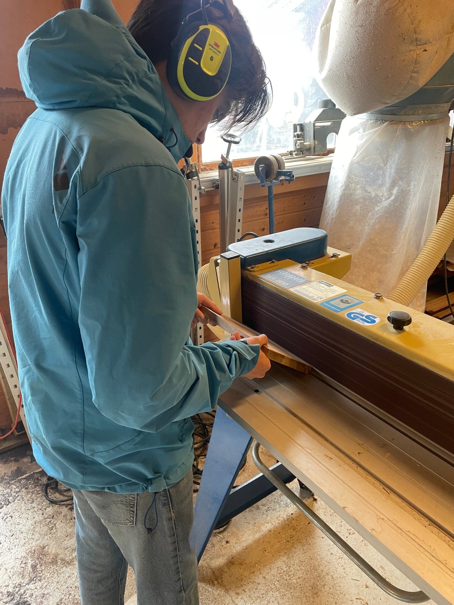 Handlaga skjærefjøl i eik - liten - Symrehudkrem