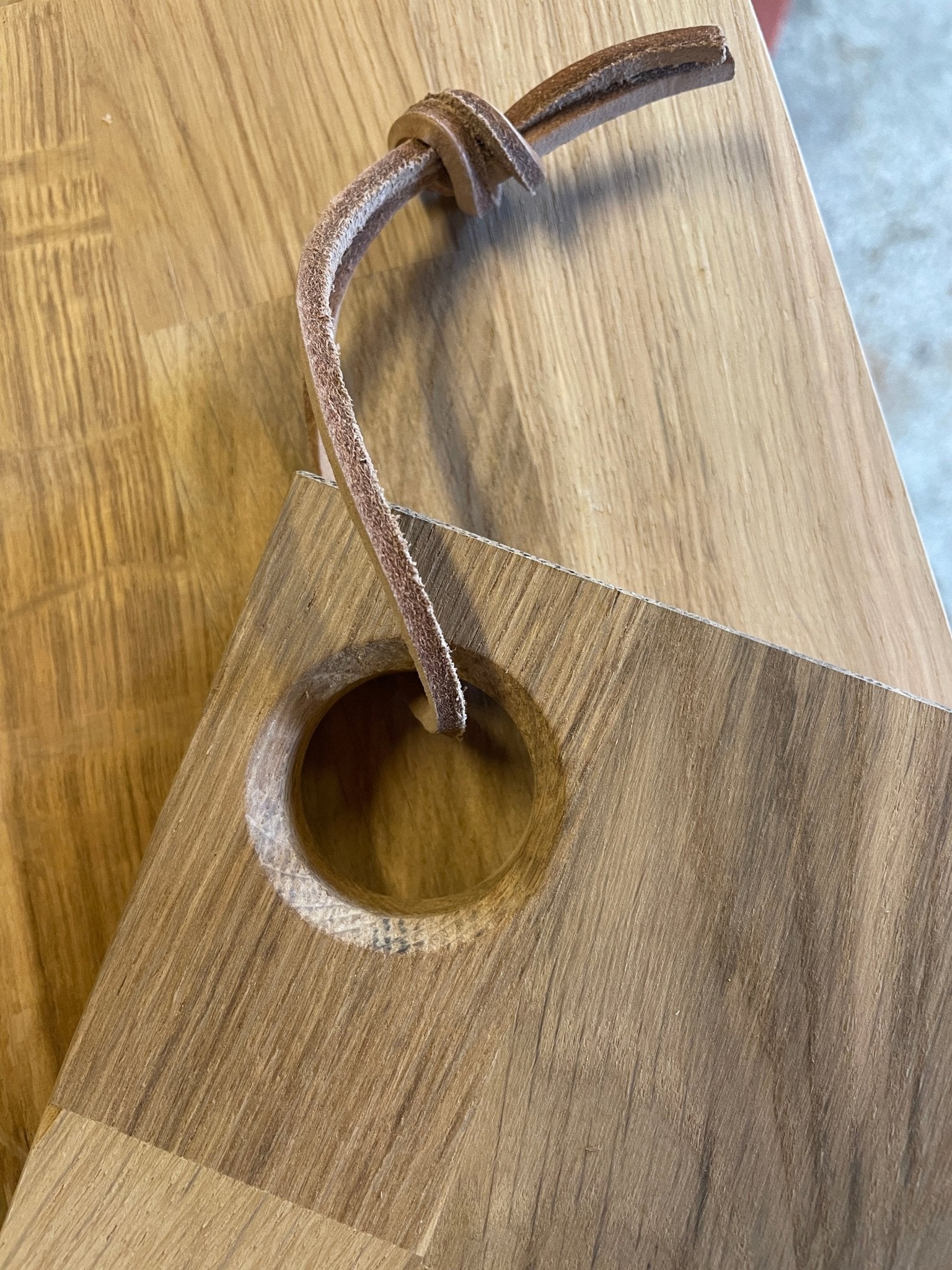 Handlaga skjærefjøl i eik - liten - Symrehudkrem