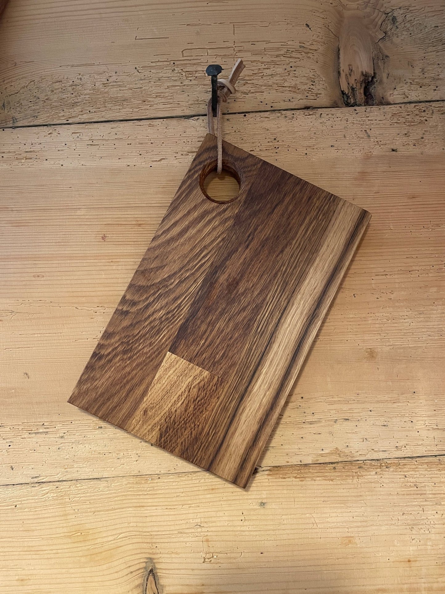 Handlaga skjærefjøl i eik - liten - Symrehudkrem