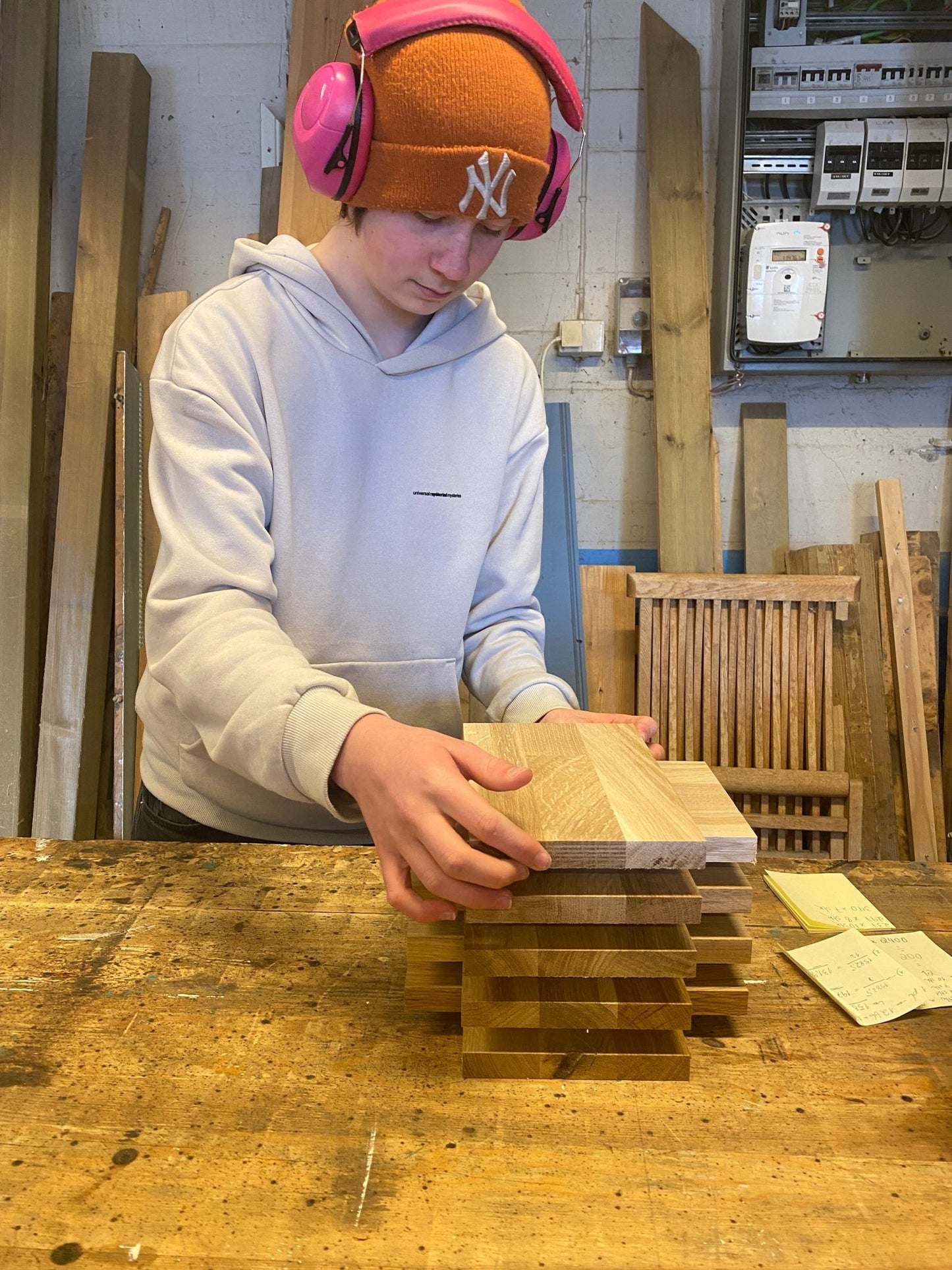 Handlaga skjærefjøl i eik - liten - Symrehudkrem