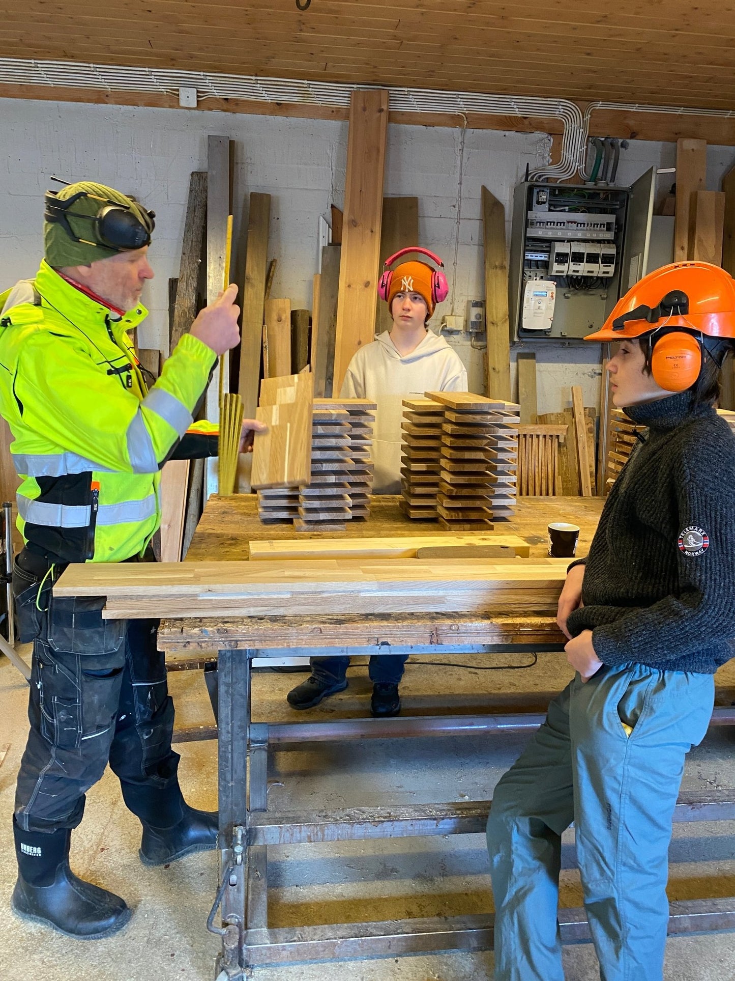 Handlaga skjærefjøl i eik - liten - Symrehudkrem