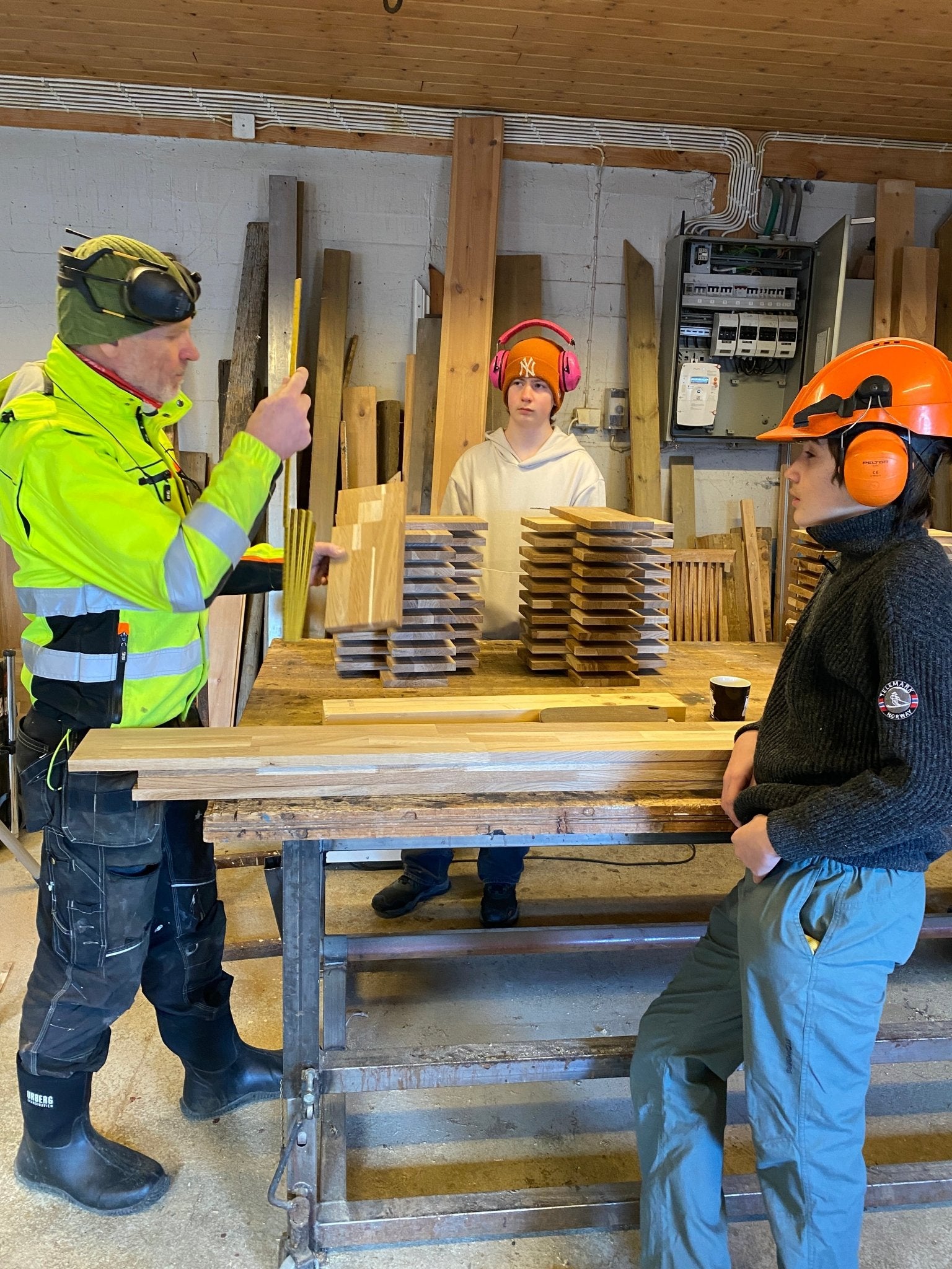 Handlaga skjærefjøl i eik - liten - Symrehudkrem